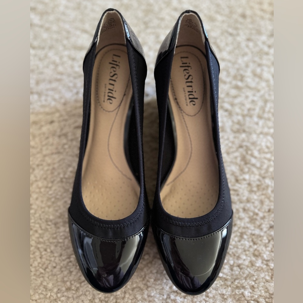Life Stride Black Patent Leather Pumps